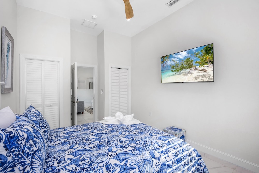 Paradise Palms