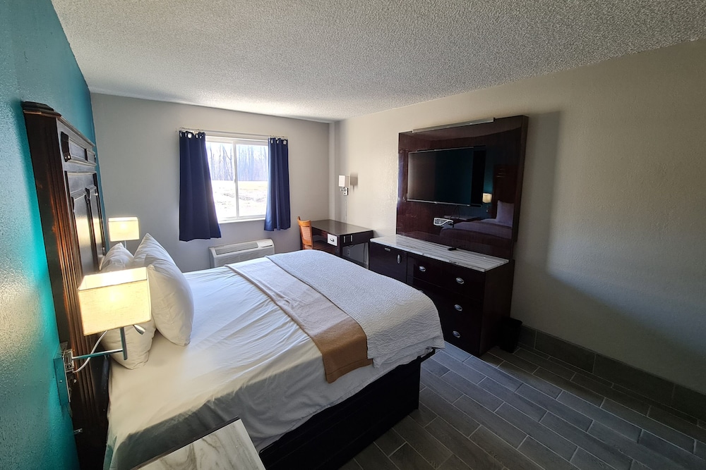 Bloomington Vacations - Bloomington Inn I-55 and I-74 - Property Image 1