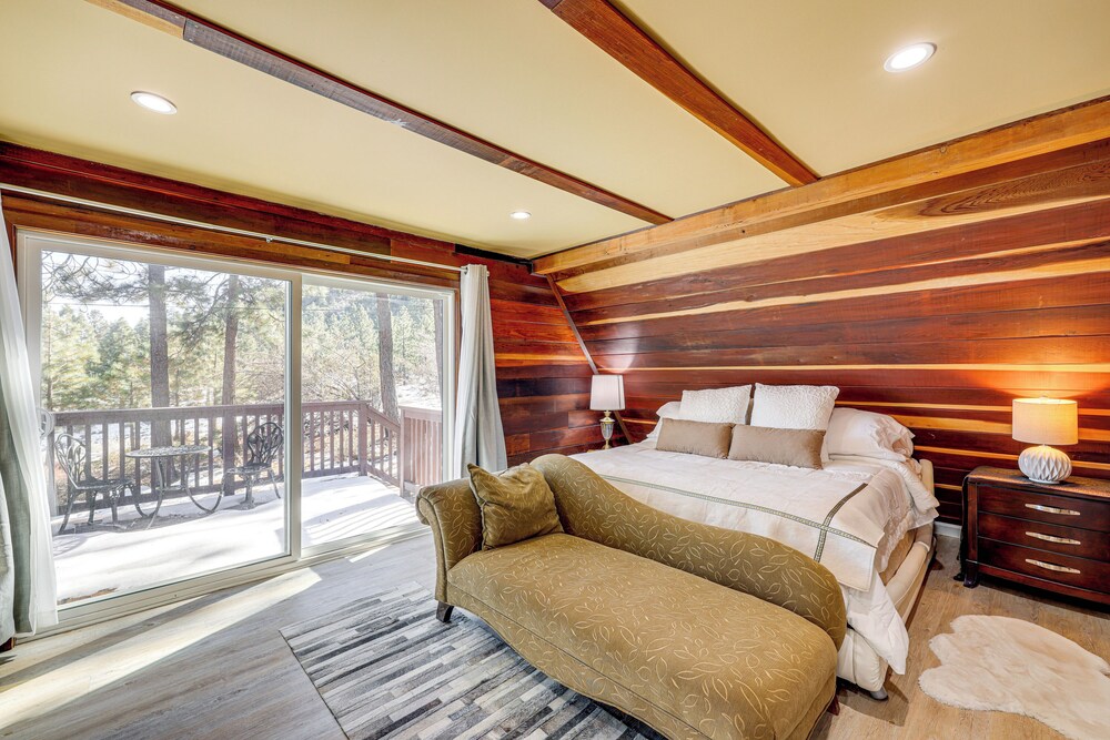 Wraparound Deck & Grill: Wrightwood Cabin Near PCT
