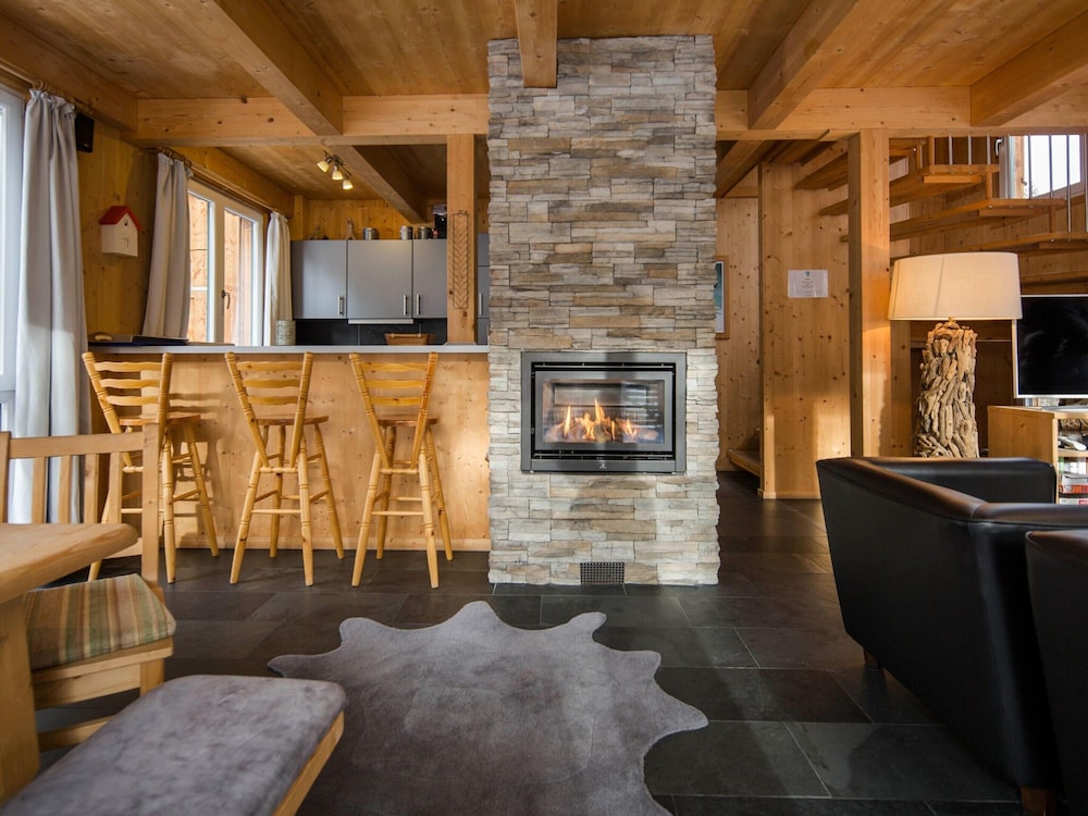 Lavish Chalet With Outdoor hot tub