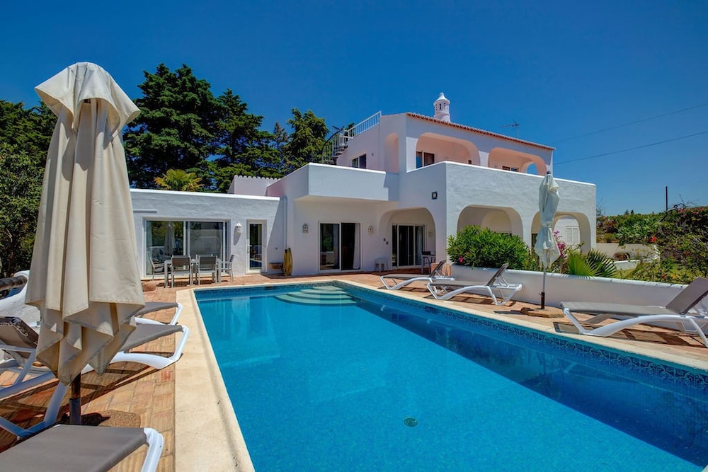 Casa Ninho Spacious 5 Bedroom Villa in an Enviab