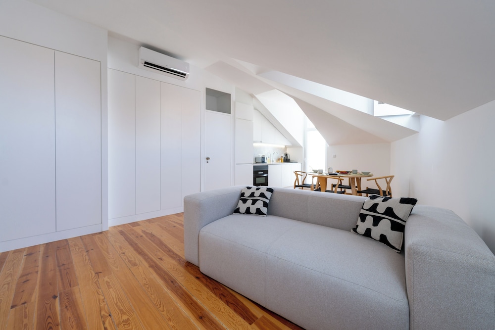 Sunny Lisbon Apartments by SoulPlaces