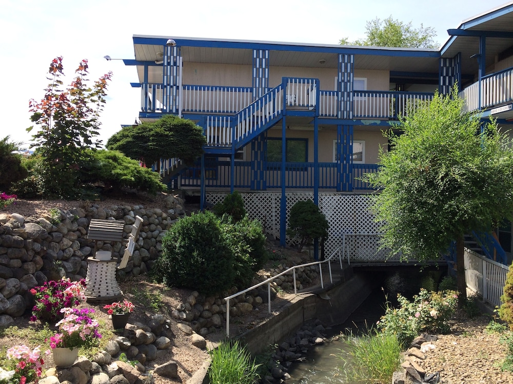 Blue Stream Motel