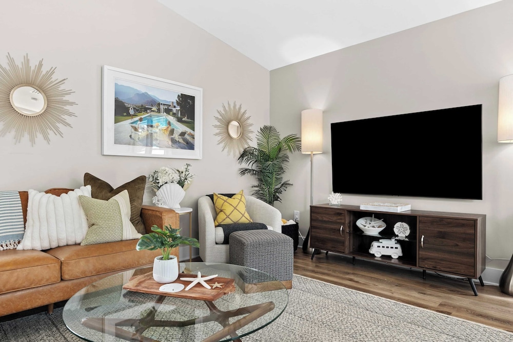 30A Florida Flashback by Avantstay Private Pool, Golf Cart, 3 Mins to Beach!