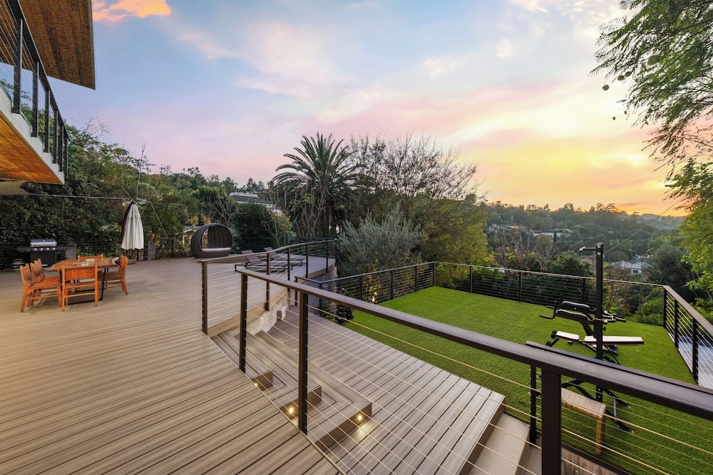 Farley Court - Stylish Hillside Residence With Stunning Views