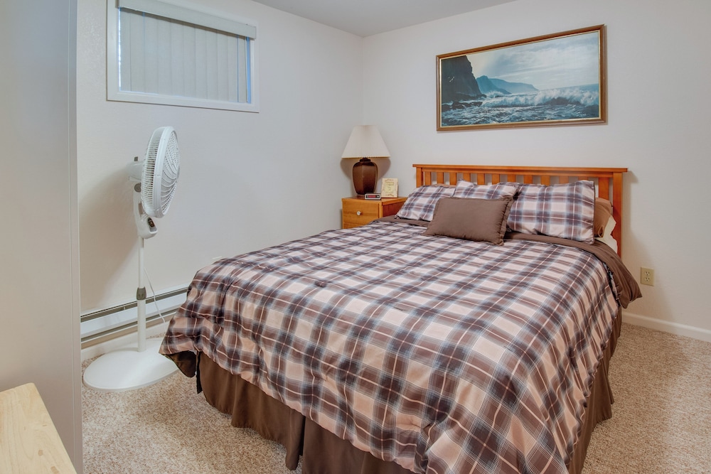 Ogallala Vacations - 2-level Home w/ Deck: 1/2 Mi to Lake Mcconaughy! - Property Image 3