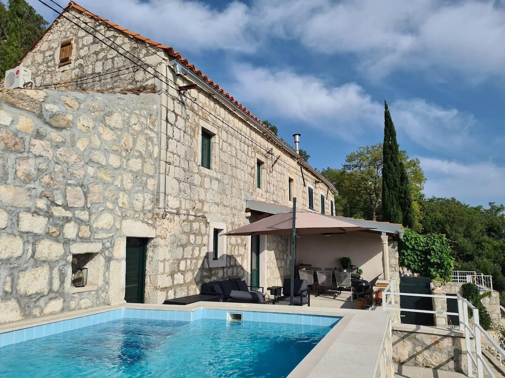 Amber's Place, Cosy House With Pool and sea Views