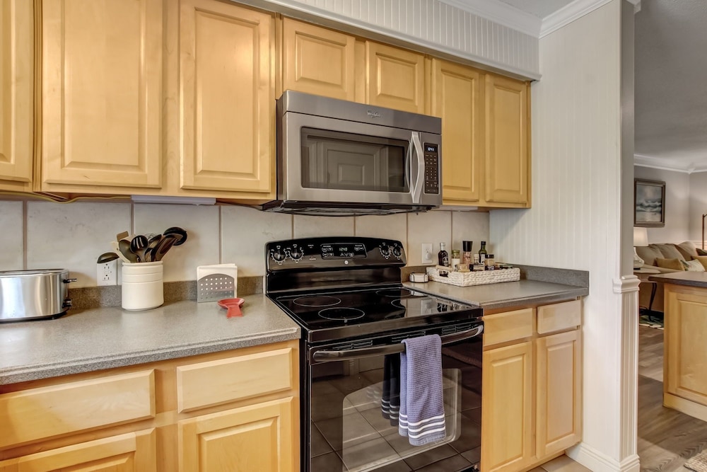 Amelia Landings 9f 2 Bedroom Condo