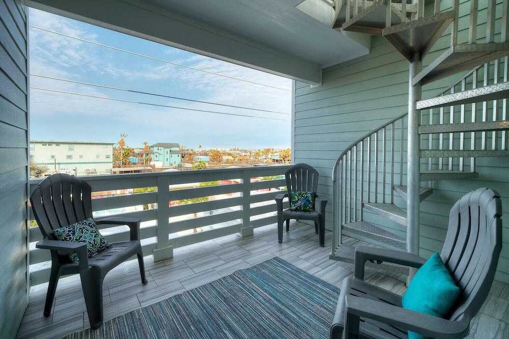 Sleeps 33! 4 Condos, Walk to the Beach, Resort-style Pool, Endless Summer Resort