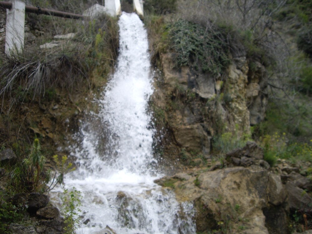 La Casita con jardín frente a la cascada