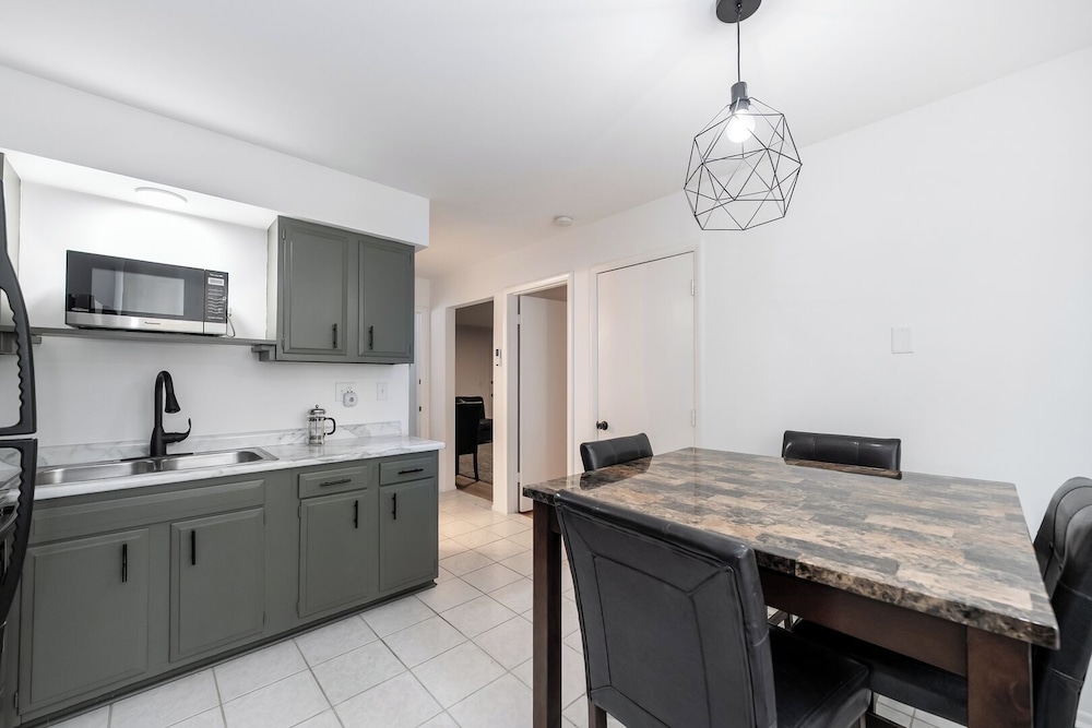 Modern 1BR Apt Near Lake & Downtown