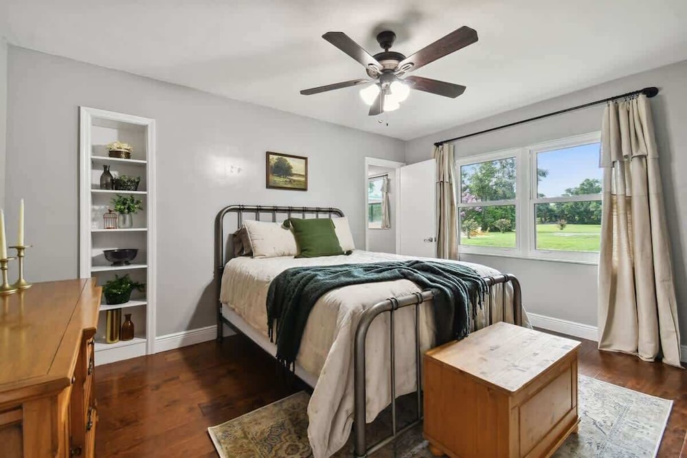 Spacious 4 Bedroom Entire Home, Tampa, Fire Pit