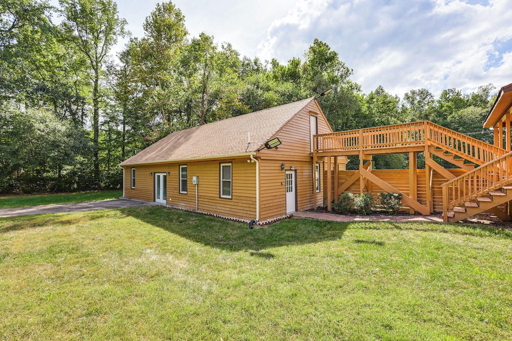 11 Mi to Fort Lee: 30-acre Retreat w/ Scenic Views