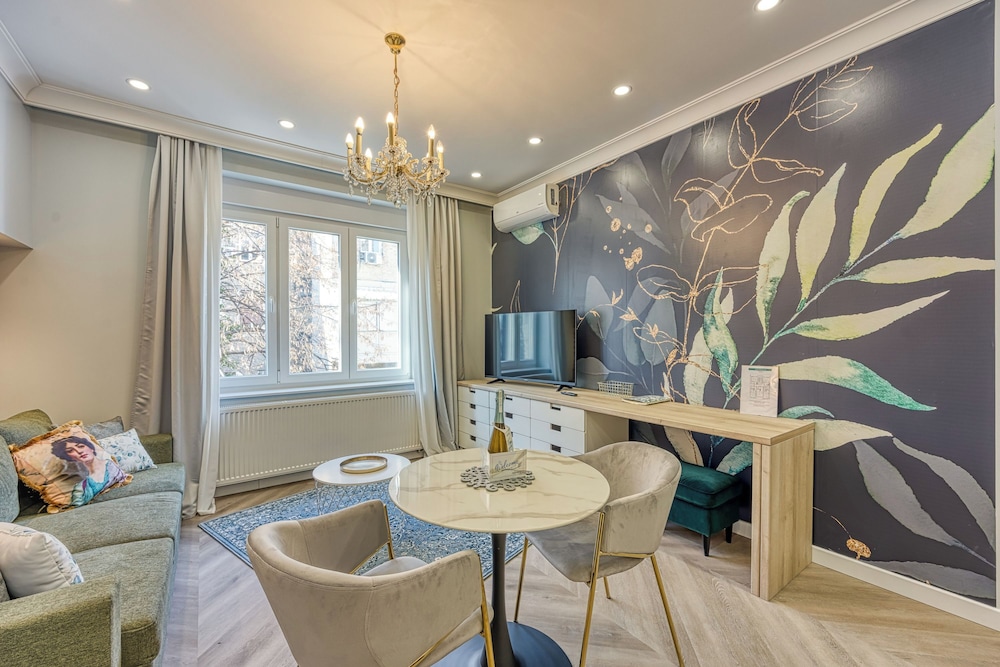 Boutique Downtown Studio with Balcony 1