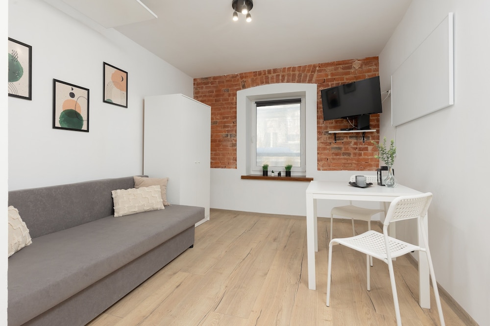 White Studio in City Center by Renters view 3