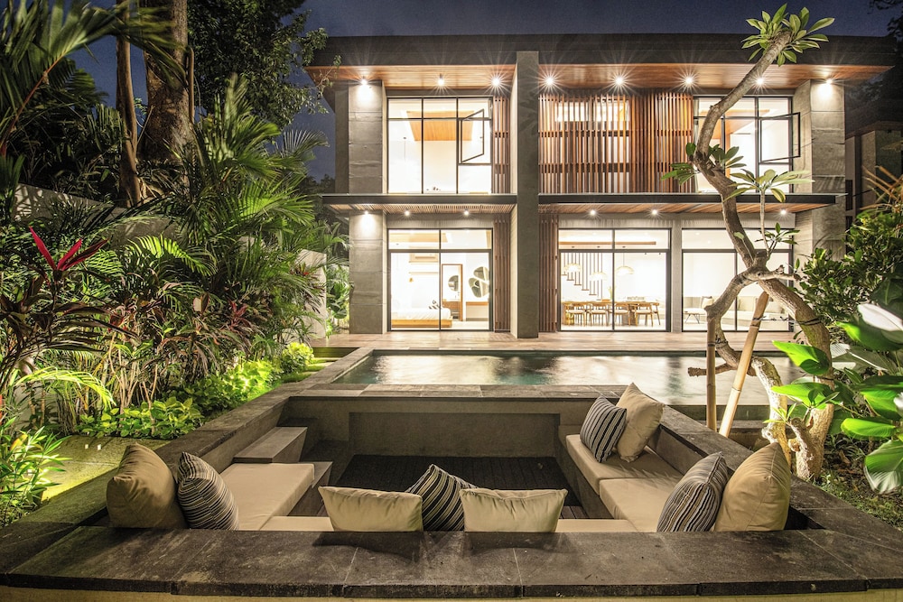 Exquisite 5BR Modern Villa 400m From the Ocean