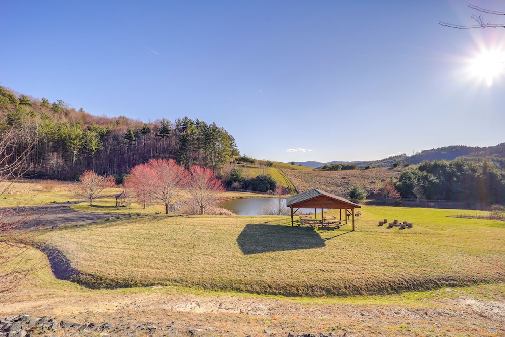 Mountain-view Deck: Group Getaway in Fleetwood