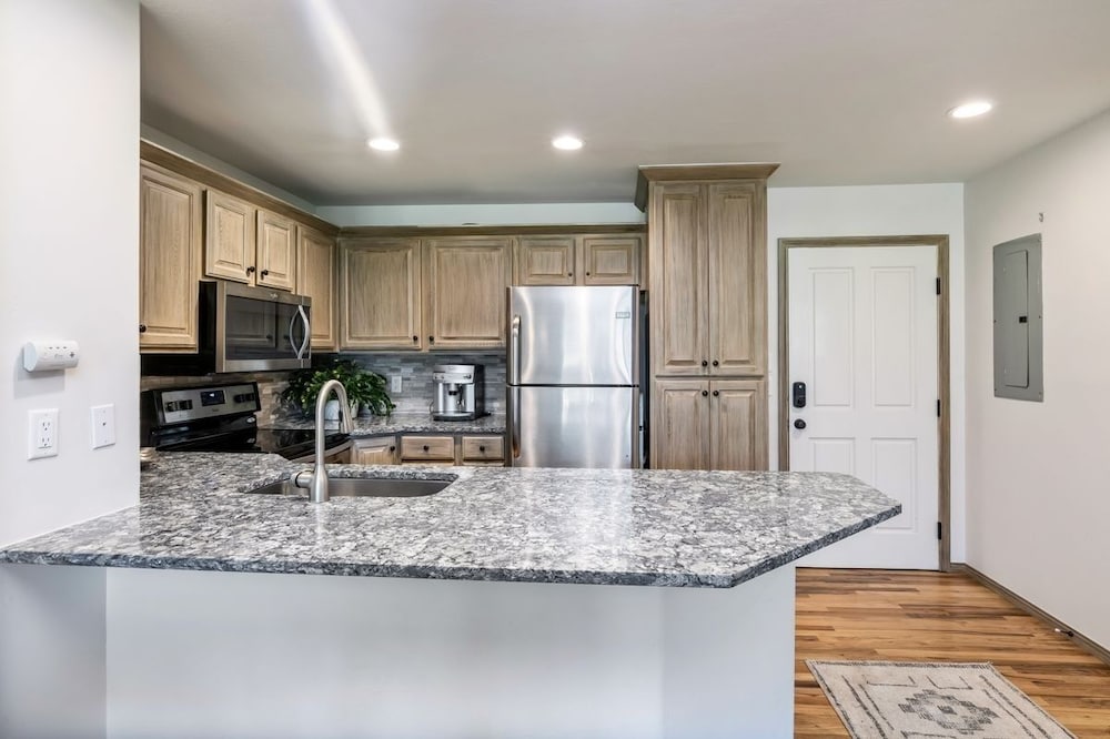 Stunning Renovated 2 Bedroom in Arrowhead Village! Studio Condo