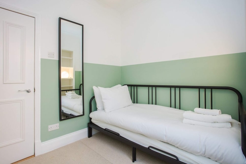Stylish & Modern 3 Bed Flat in NW London With Garden