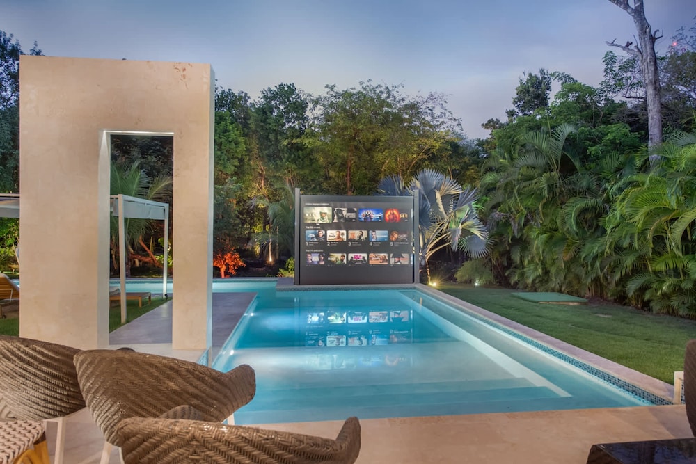 Modern Luxury 6 BR Tropical Retreat With Pool