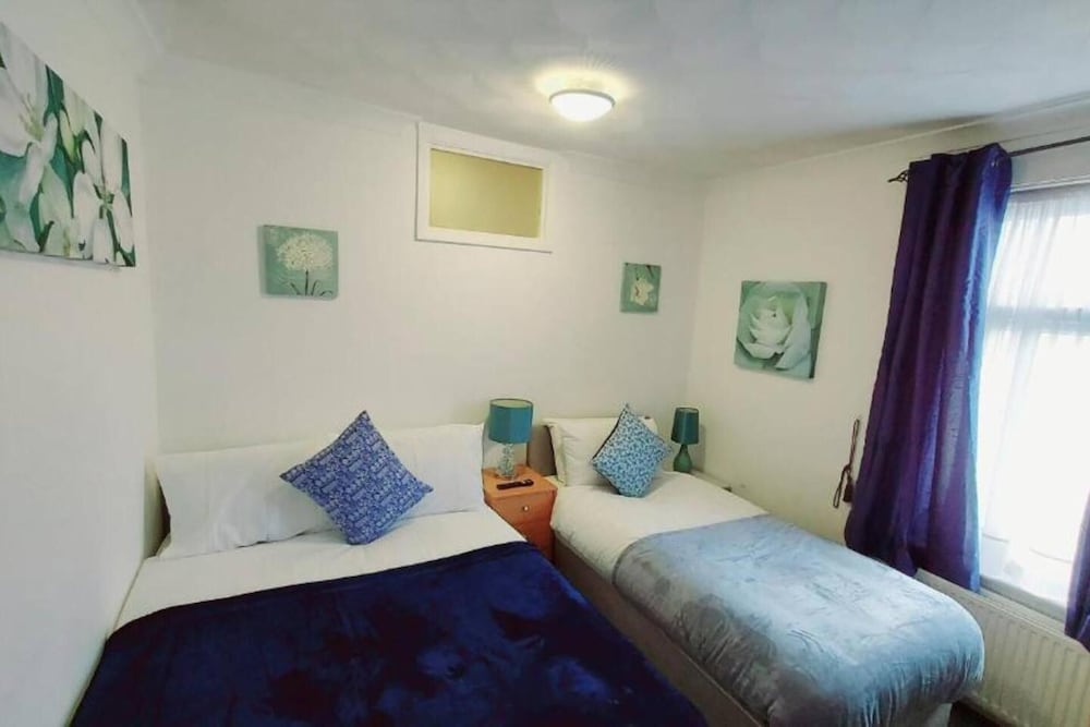 Gilling Villa Remarkable 4-bed House in Gillingham view 3