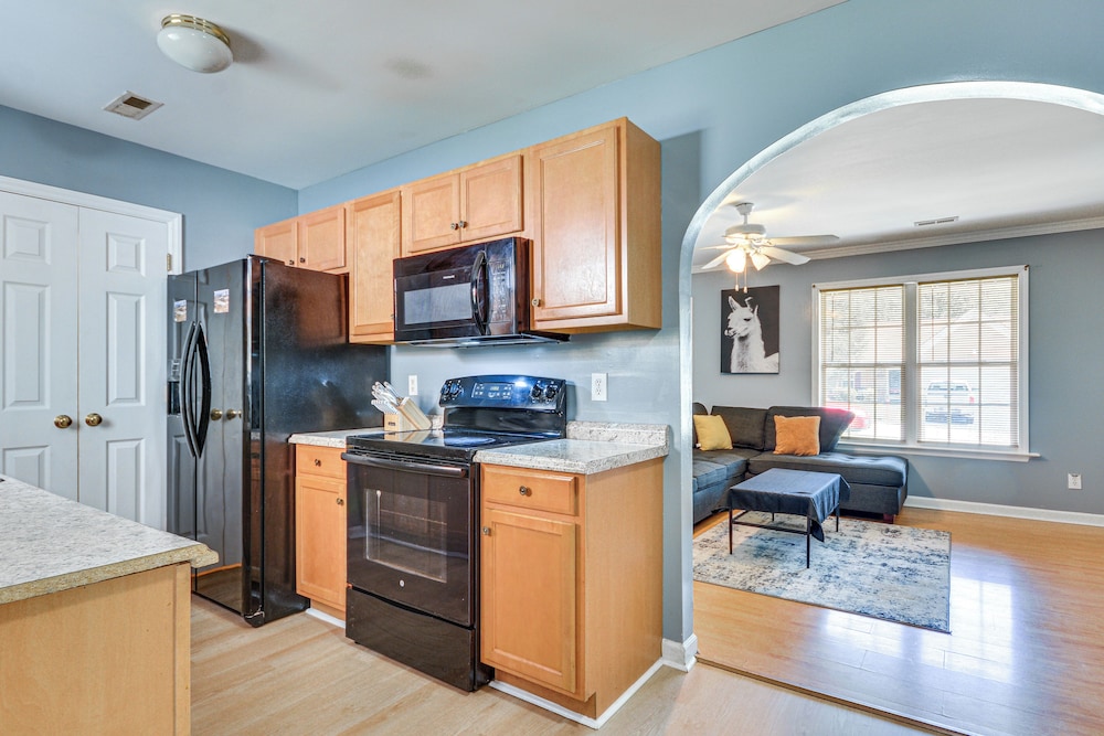 < 4 Mi to Dtwn Greensboro: Renovated Home w/ Yard!