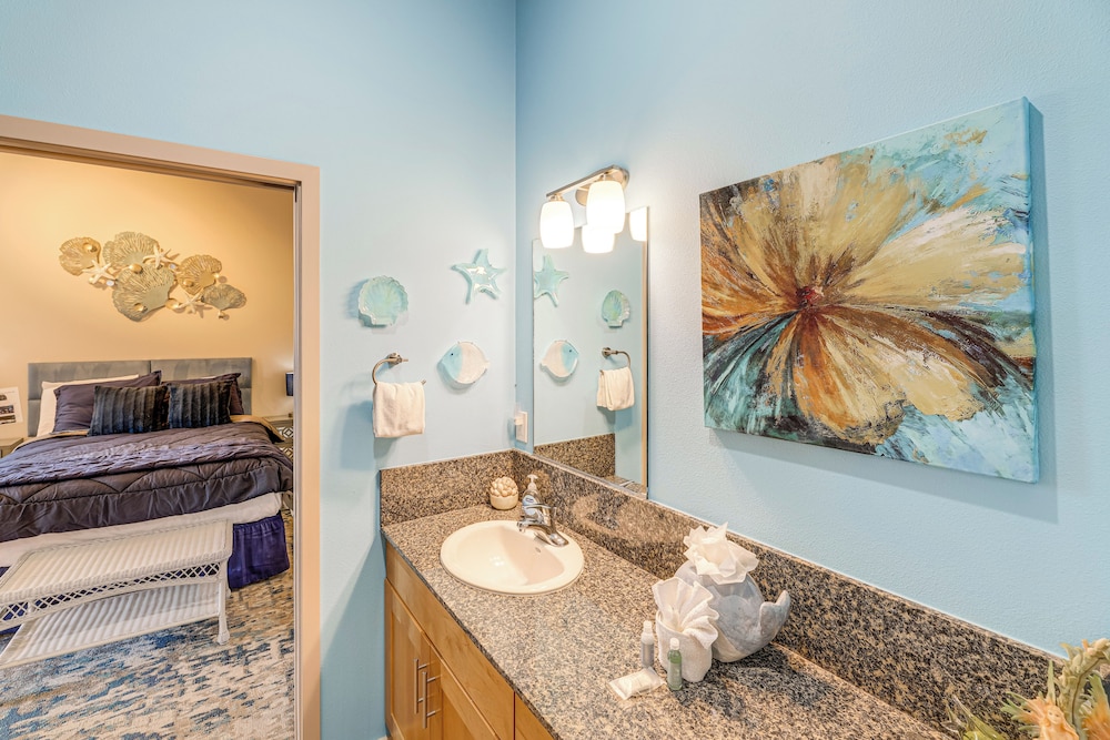Steps to Pirate Cove: Oregon Coast Condo w/ View