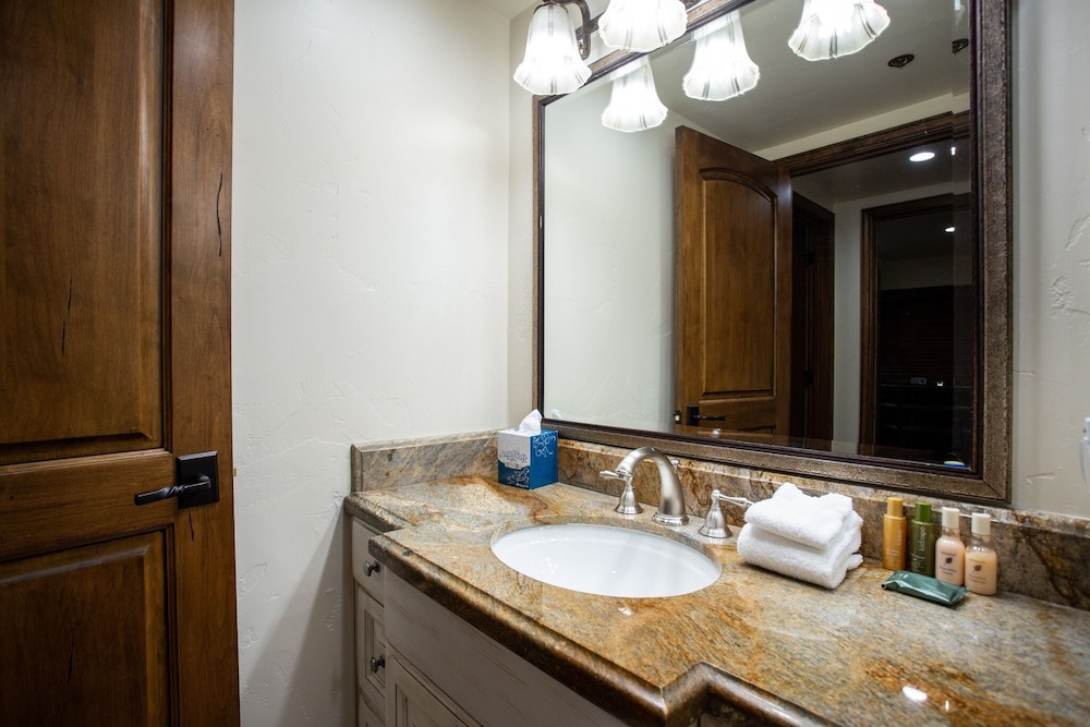 Ridgepoint at Deer Valley Resort - Three Bedroom with Hot Tub #124 3 Condo