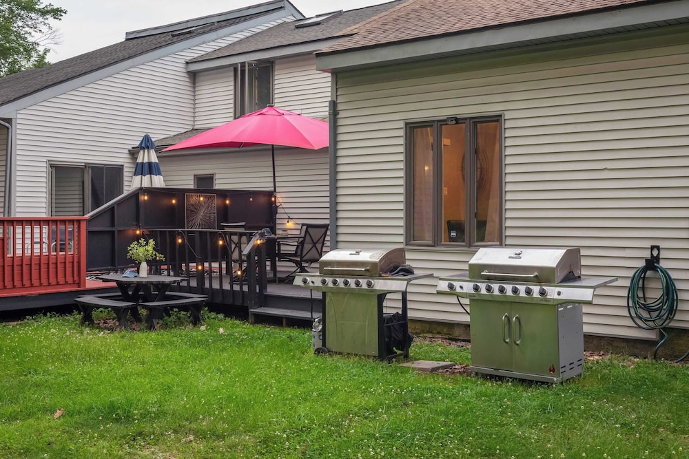Lakeside Haven Ping Pong, Fire Pit & Mins to Big Boulder & Lake Harmony