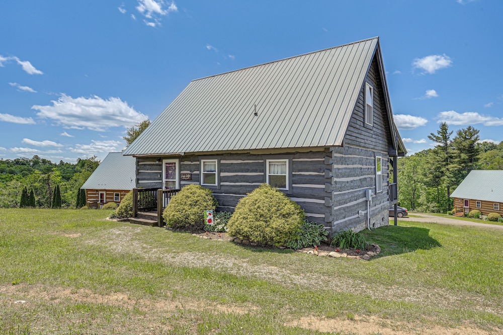 2 Mi to Mabry Mill: Mtn-view Cabin w/ Porch!
