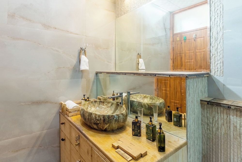 ELIVAAS 3 BHK Handa's Getaway with pool