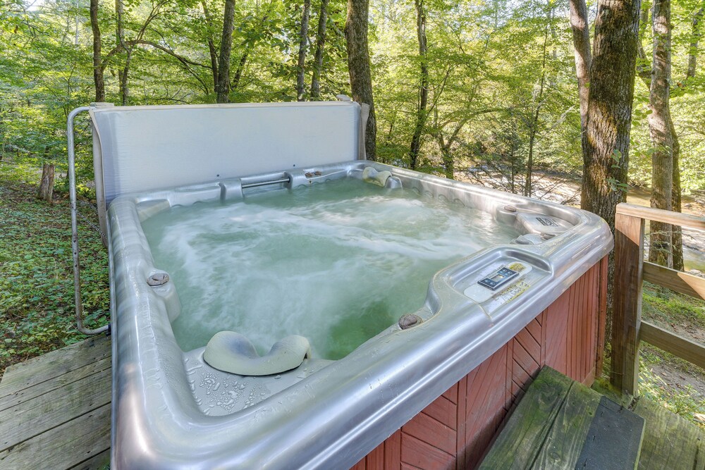 Hiwassee River Gem w/ Huge Decks: Great for Groups