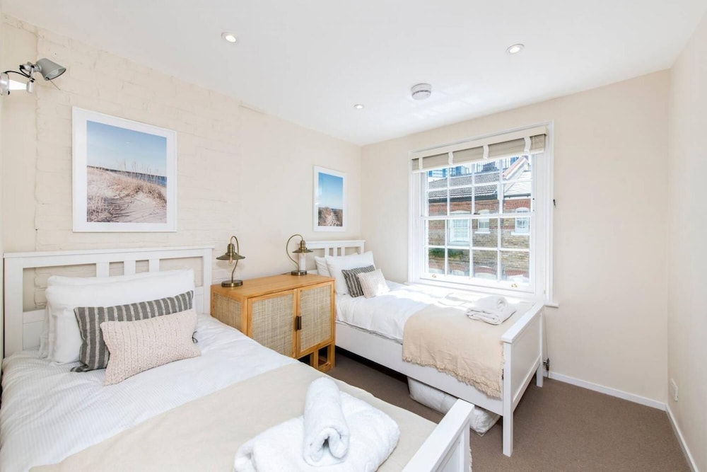 Divine 3 Bed Mews-house Battersea