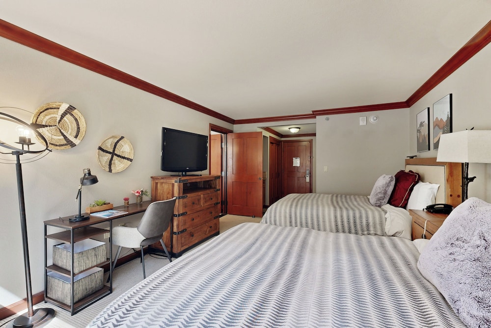 2BR Resort Condo Ski-in/ski-out, Pool, Hot Tub