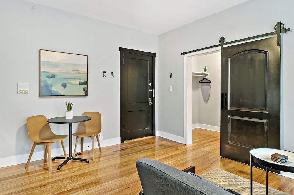 Lovely 1BR Apt - Belmont B3 photo 3