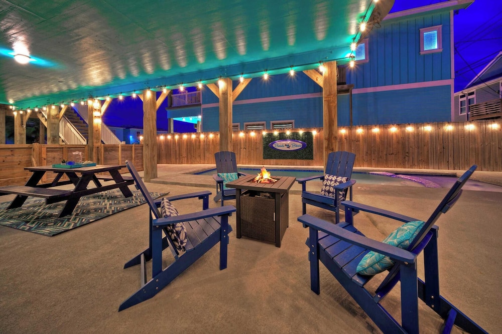 Sleeps 21, 2 Homes 2 Private Pools, Fire Pit, Swing Bar Walk to the Beach
