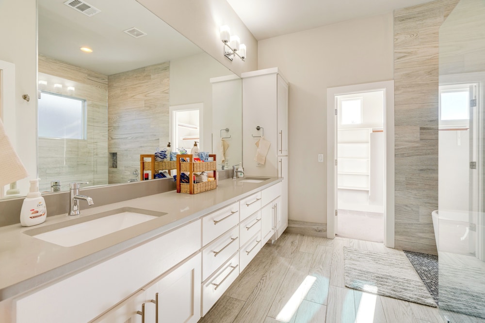 21 Mi to Dtwn: Spacious Home in Austin Suburbs!