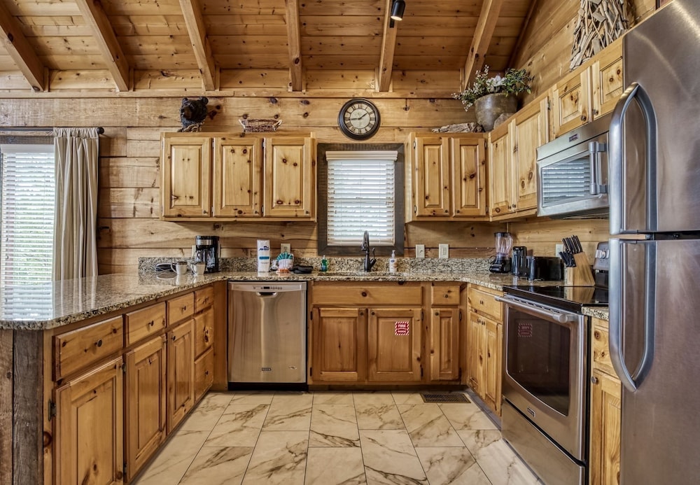 Ern858 - Eagles On High - Great Location! Close To All The Action! 3 Bedroom Cabin by RedAwning view 3