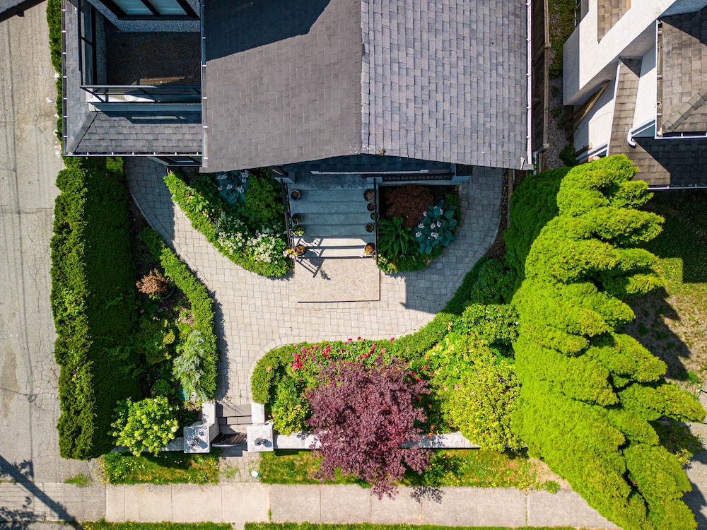 Elegant & Cozy Escape West Vancouver - Image 4