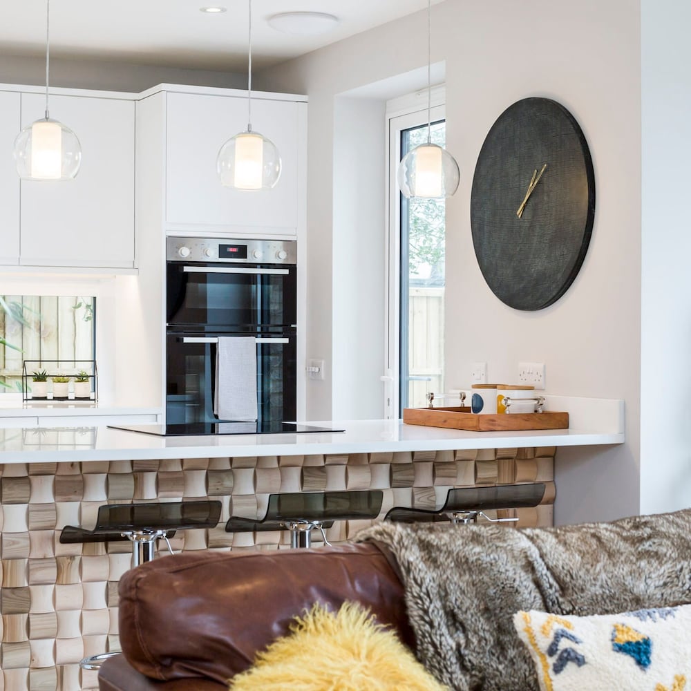Stylish new Home With Parking - King Beds Garden view 3