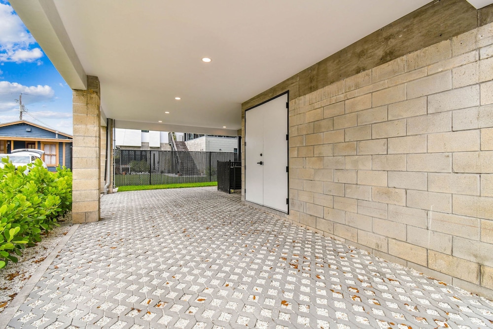 NEW The Strata Barn - Luxury Hyde Park Townhome