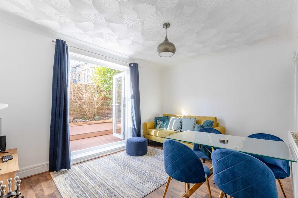 Serene 2BD Flat W/private Patio Old Street!