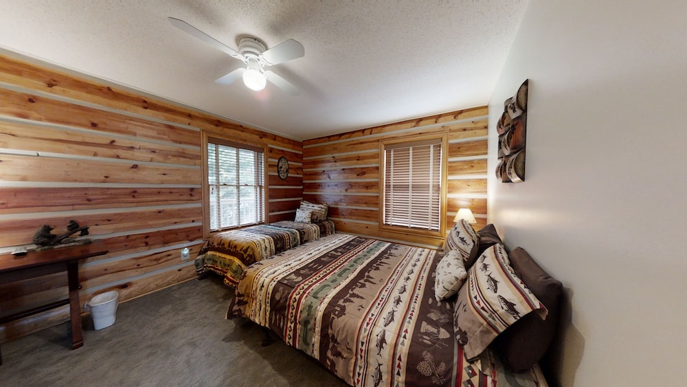 Bear Cave 4 Bedroom Cabin by RedAwning view 5