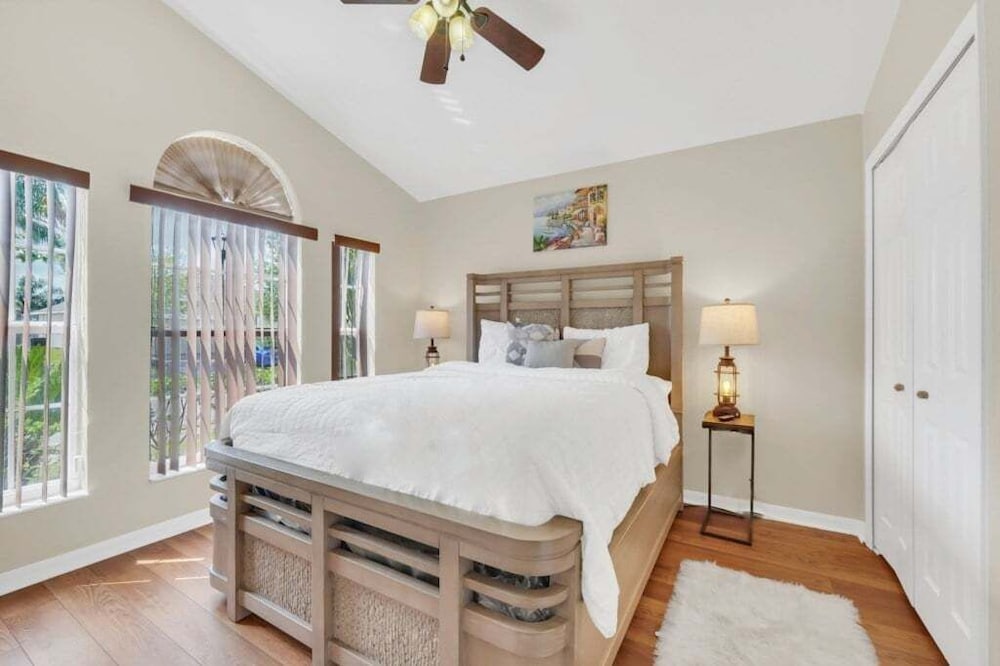 Large 4 bedroom Pool Home With Relaxing Vibes 4 Villa