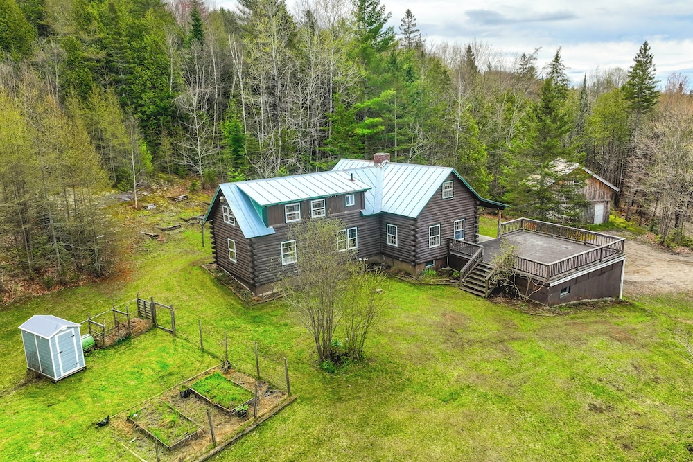 2 Mi to Lake Willoughby: Peaceful Log Cabin!
