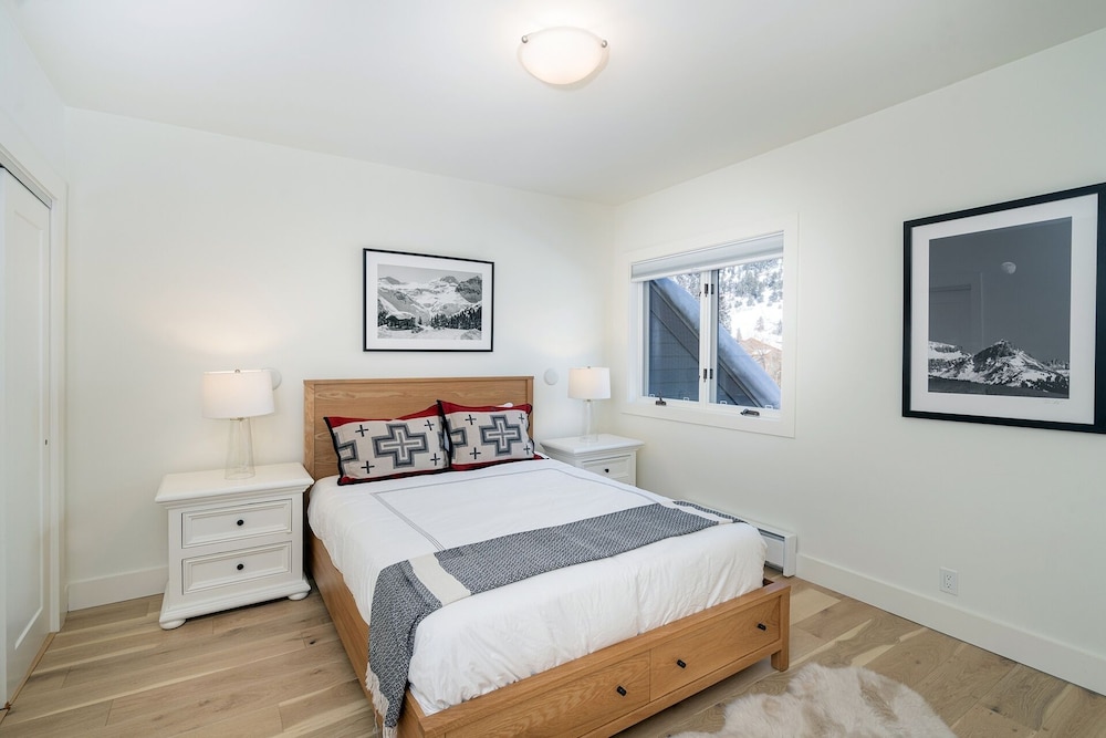 Remodel For 2022! Ski In/ski Out + Parking 3 Bedroom Condo by RedAwning view 4