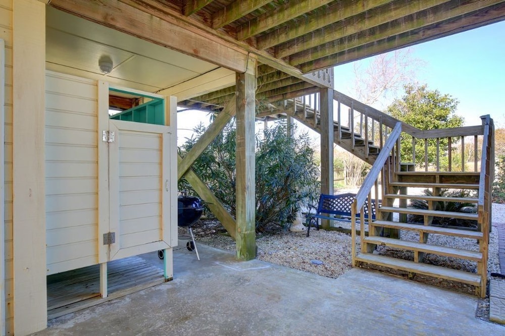 Toadally Relaxin' 2 Bedroom Home by RedAwning - Property Image 6