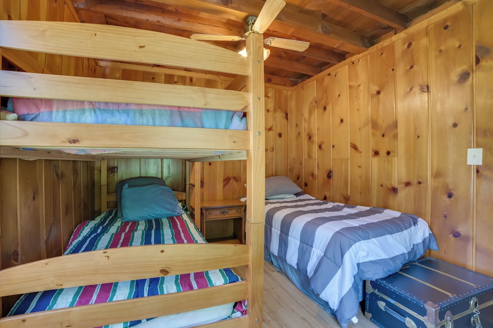 Cozy Lupton Cabin Near Trails & Lake