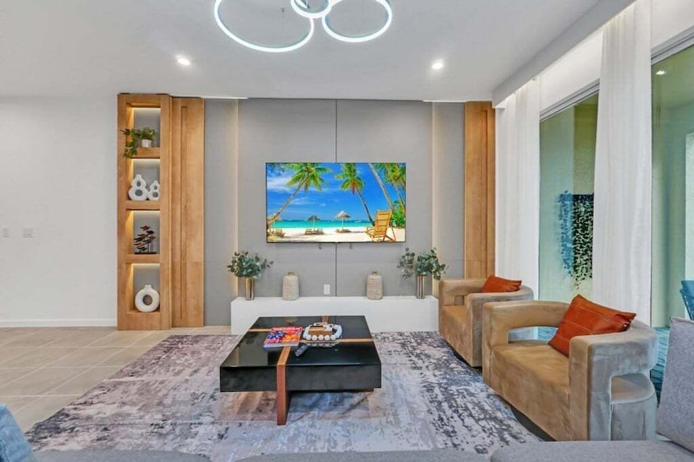 5 Bed 4.5 Bath Townhouse W/ Pool Solara 2307dist 5 Bedroom Townhouse