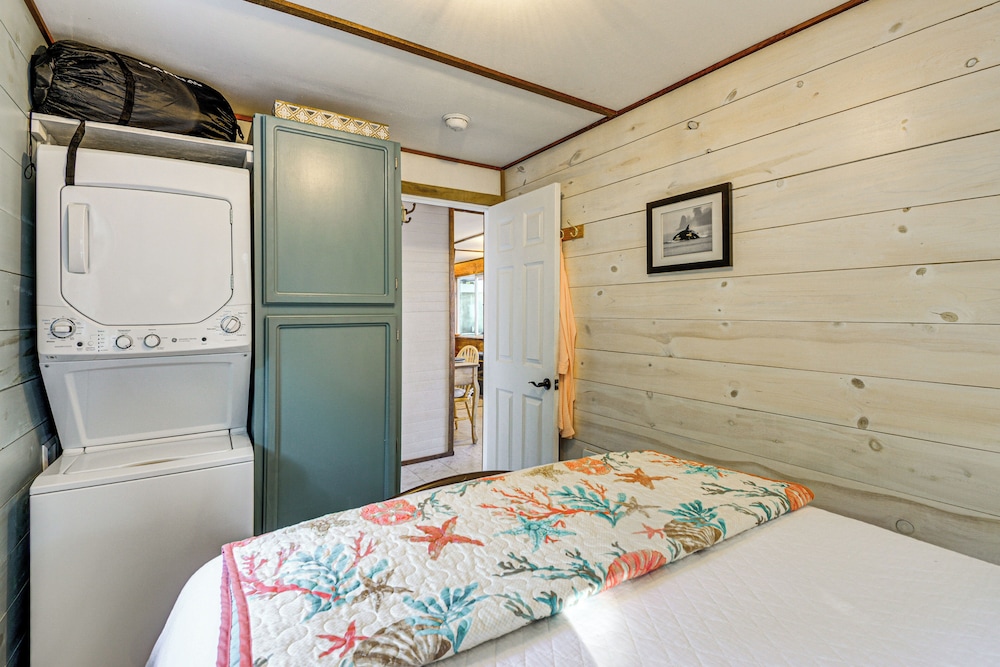 Outdoor Kitchen & Canal Views: Cabin in Quilcene!